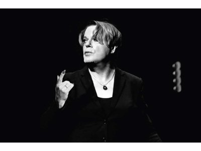 Eddie Izzard Performs Shakespeare’s Hamlet